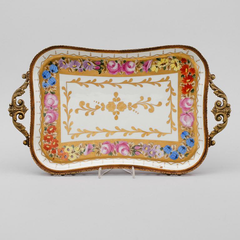 BRICKA, porslin, Limoges, Frankrike, 1900-talets första hälft.