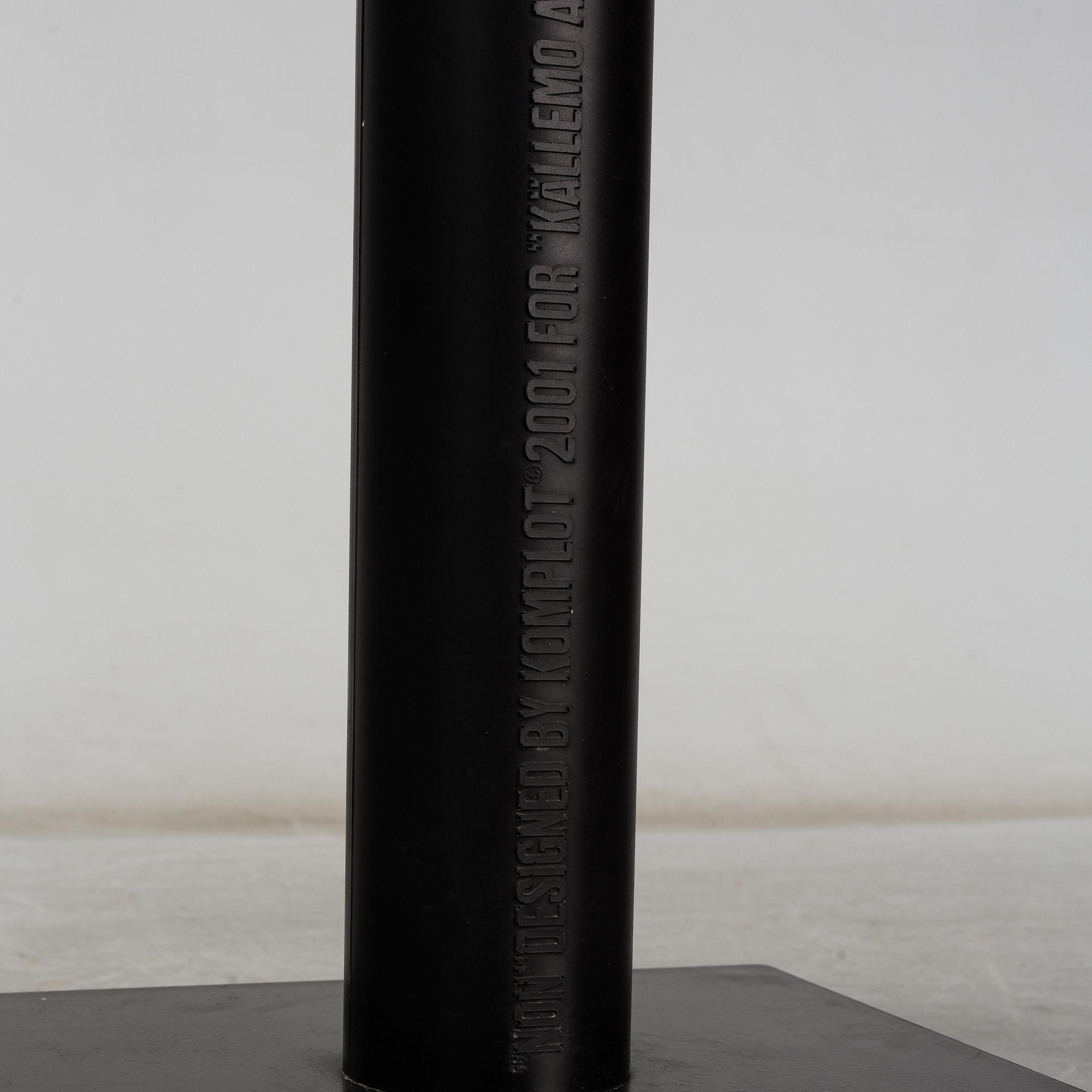 BORIS BERLIN/POUL CHRISTIANSEN, bord med två stolar, "Non", Komplot design, Källemo.