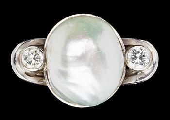 972. RING, barock pärla med vardera briljantslipad diamant, tot. ca 0.30 ct.