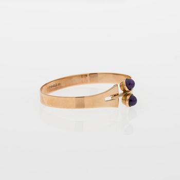 ARMBAND, cabochonslipade ametister, 14K guld. Holger Lindström, Helsingfors 1967.