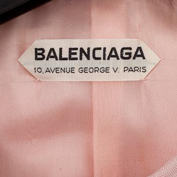 BALENCIAGA, a two-piece pink linen suit consisting of a jacket and skirt, 1960´s.