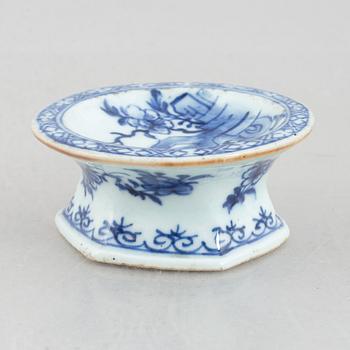 Four blue and white pieces of export porcelain, China, Qianlong (1736-95).
