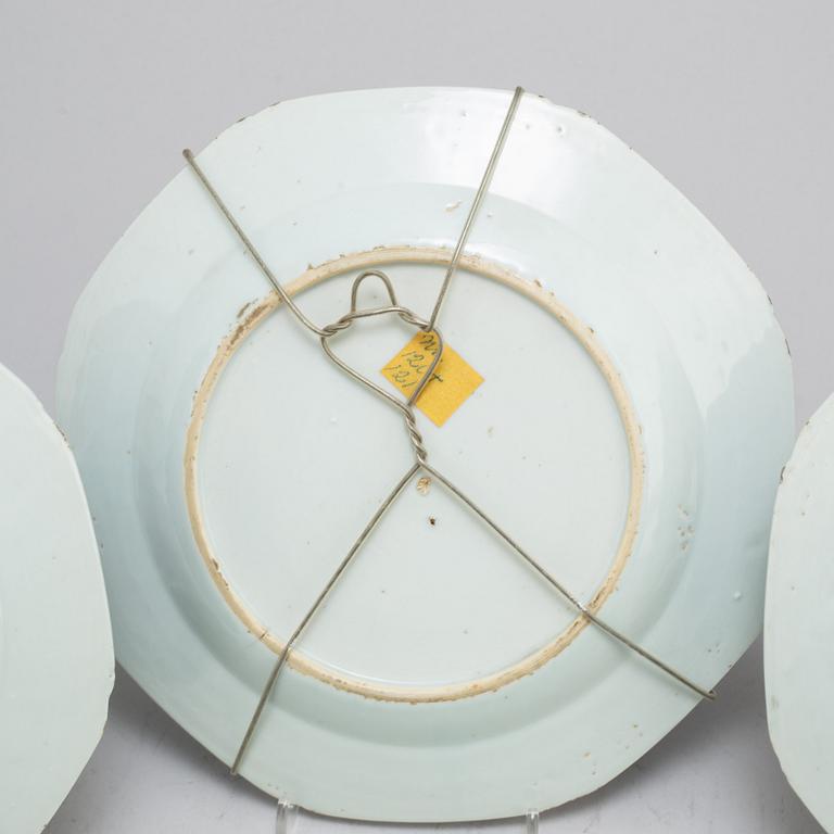 A blue and white dish, and three plates, Qing dynasty, 18th Century.