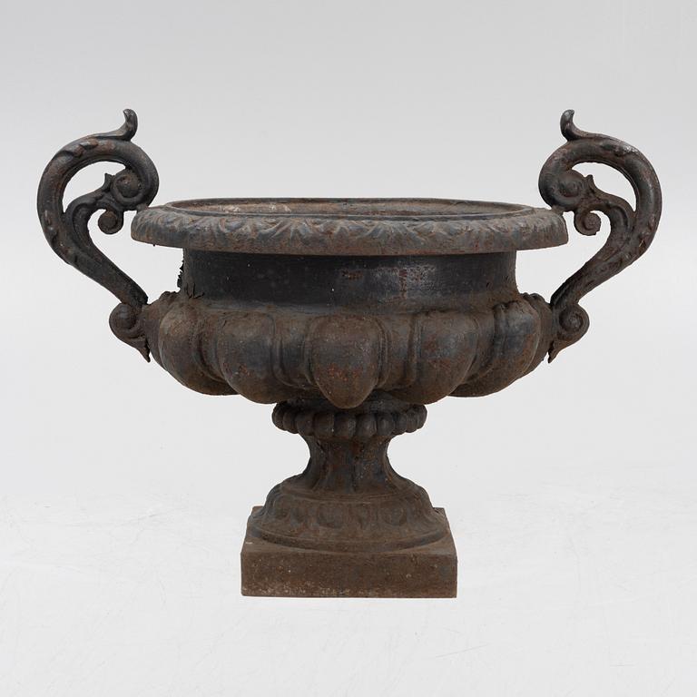 A cast iron garden urn, 20th Century.