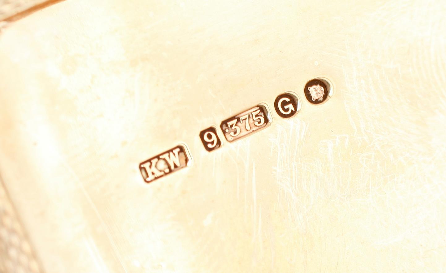 CIGARETTETUI, 9 k guld. Vikt ca 189 gram.