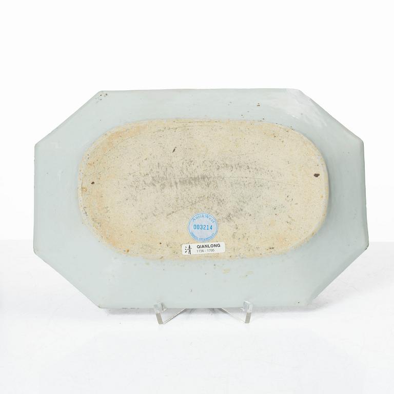 A blue and white tea pot with cover and serving dish, Qing dynasty, Qianlong (1736-95).