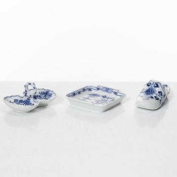 Meissen, a set of nineteen porcelain parts, 'Zwiebelmuster/Blue Onion', Germany.