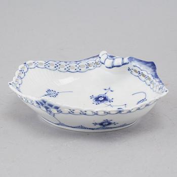 A porcelain tableware set of 69 pcs, "Musselmalet" by Royal Copenhagen, second half of the 20th century.