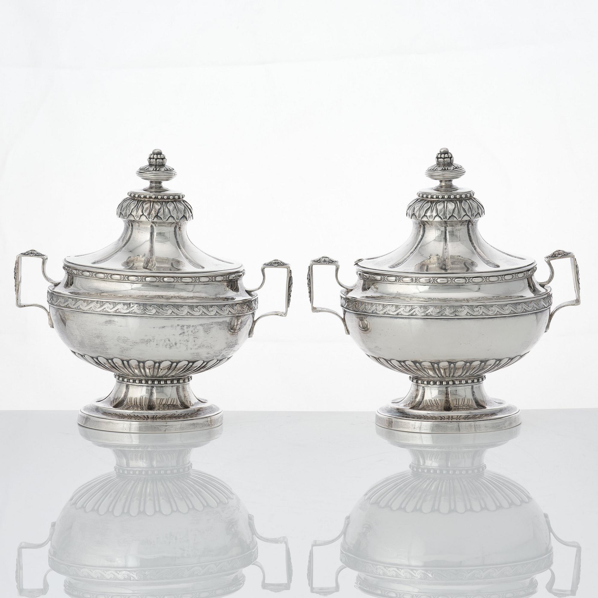 Arvid Floberg, såsterriner med lock och fat, ett par, silver, Stockholm 1780. Gustavianska.