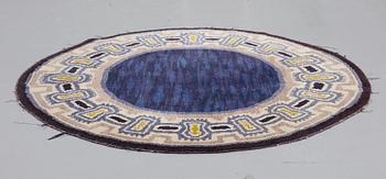 MATTO, almost circular, knotted pile, ca 187 x 178 cm, probably Sweden around the middle of the 20th century.
