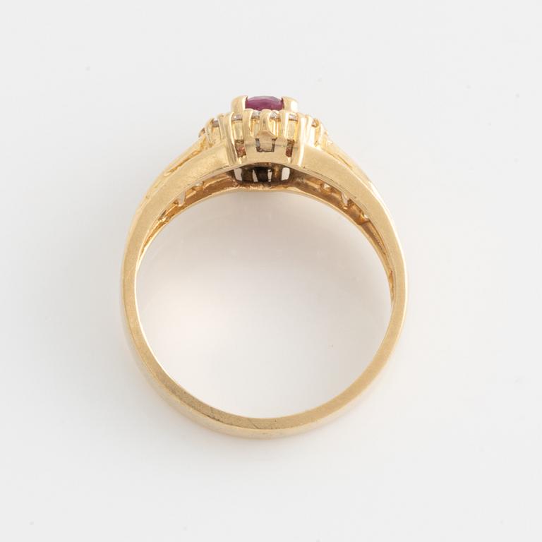 Ring, 14K guld med rubiner och briljantslipade diamanter.