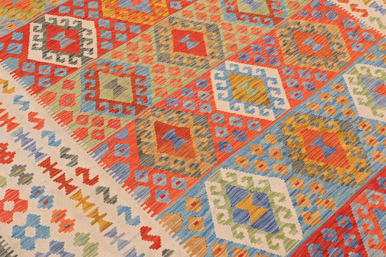 A Kelim carpet, 297 x 206 cm.