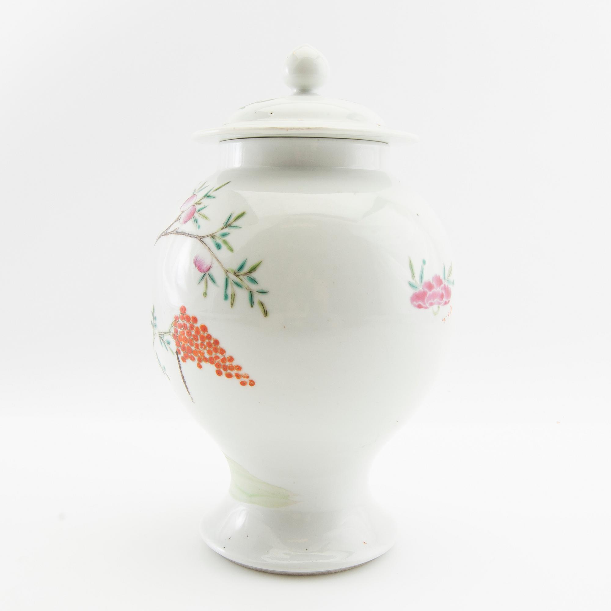 Lock urn China, 19th century porcelain.
