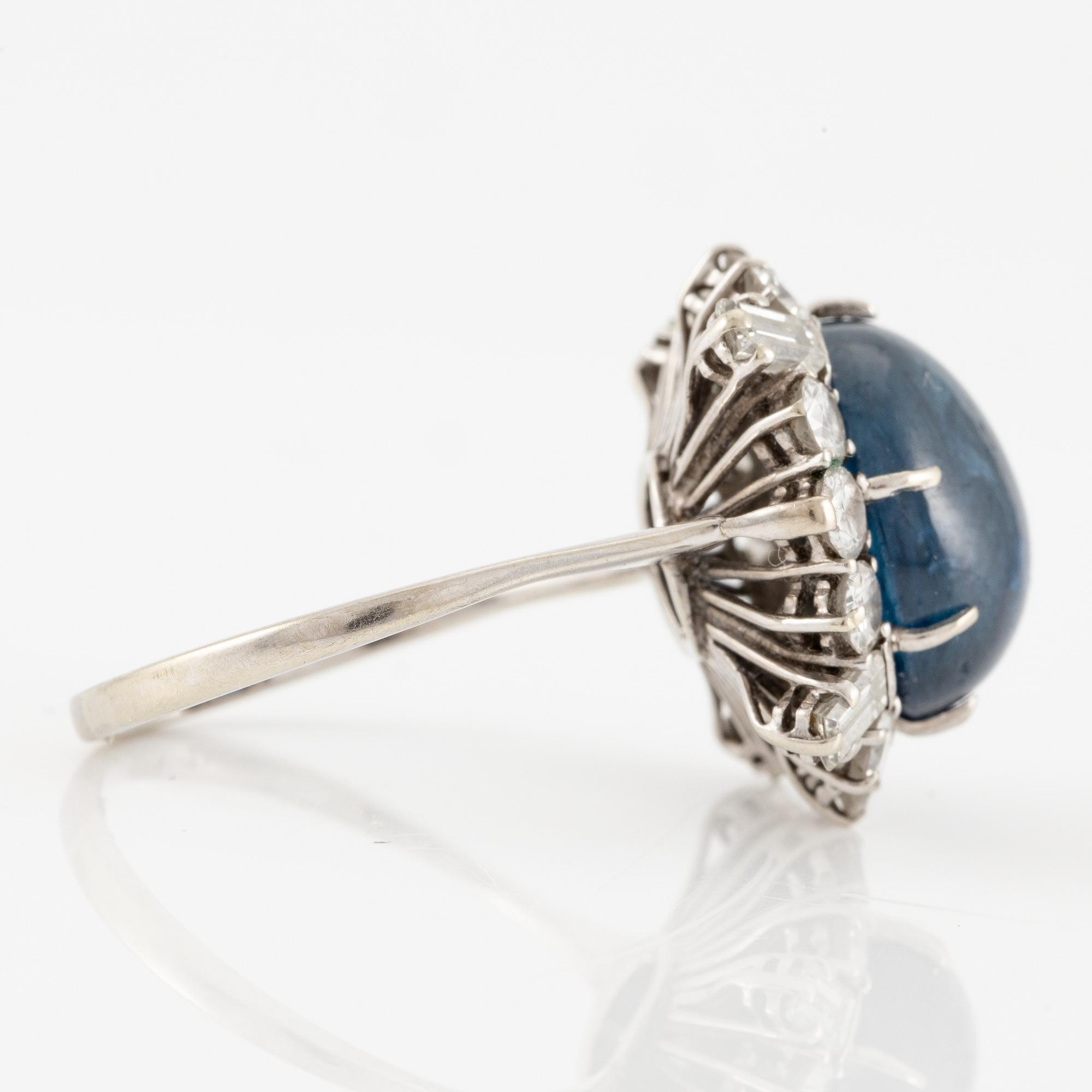 Ring, 18K vitguld med cabochonslipad safir och baguette- och briljantslipade diamanter.