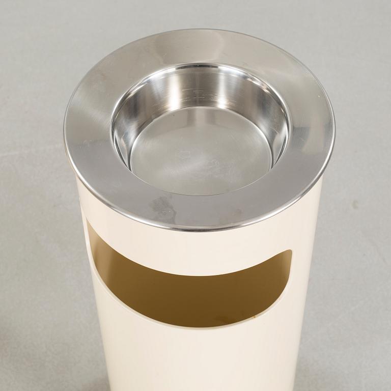 A pair of trash cans with ash trays, designed by G. Colombini for Kartell, 20th cenutry.