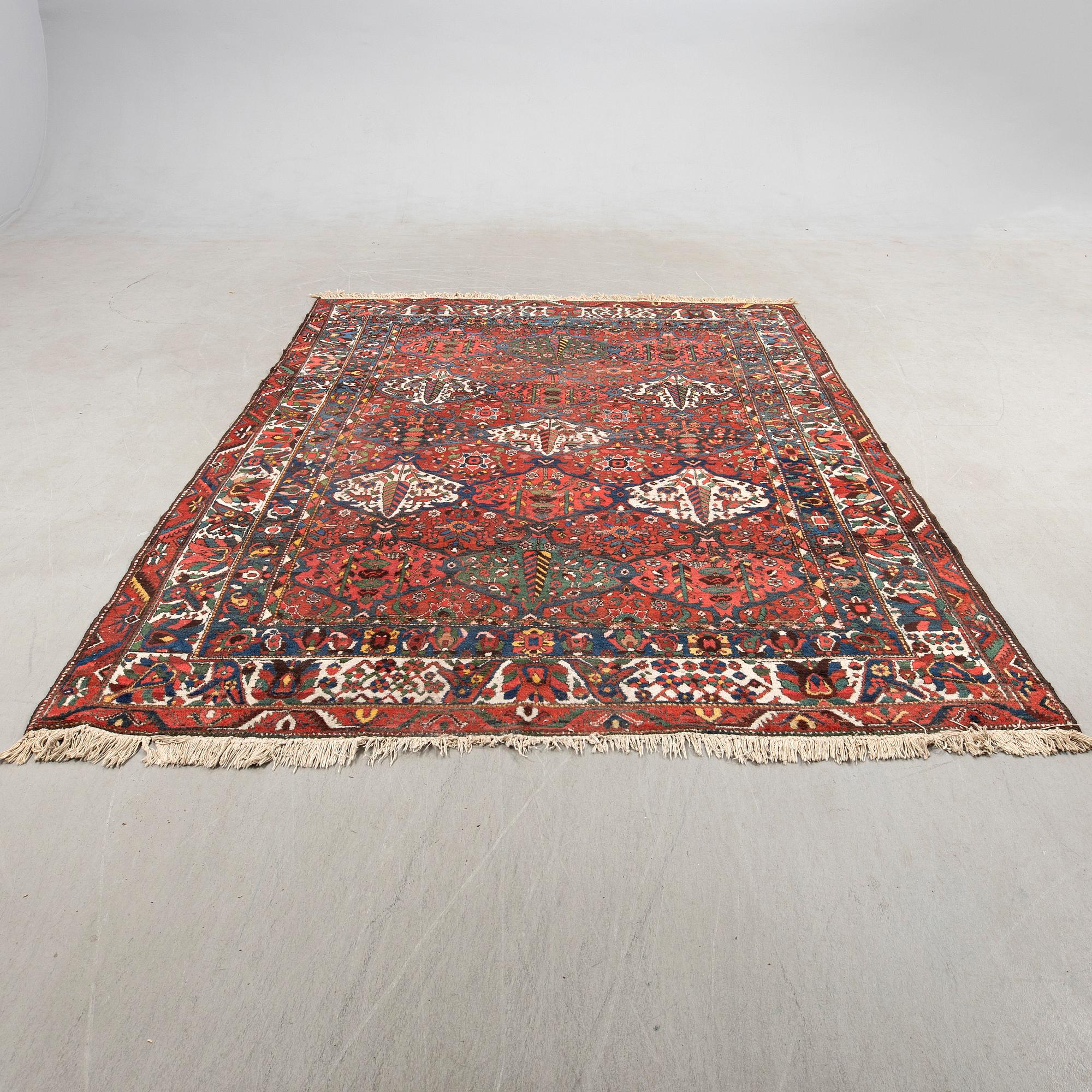 Rug, Baktiari, 305 x 220 cm.