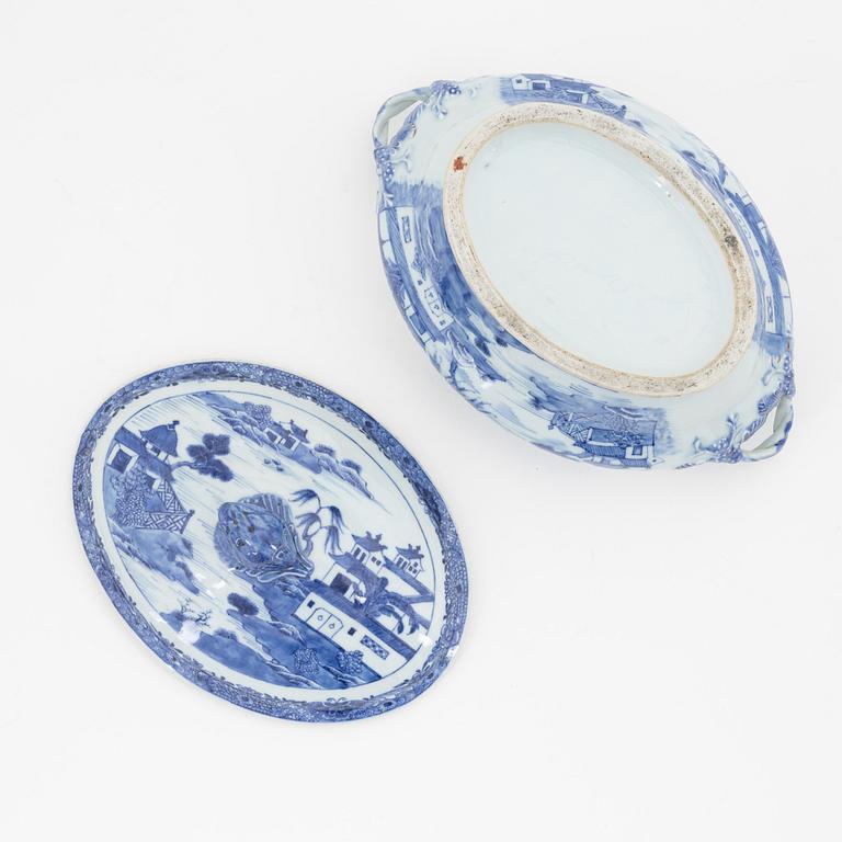 A blue and white tureen with cover, Qing dynasty, Qianlong (1736-95).