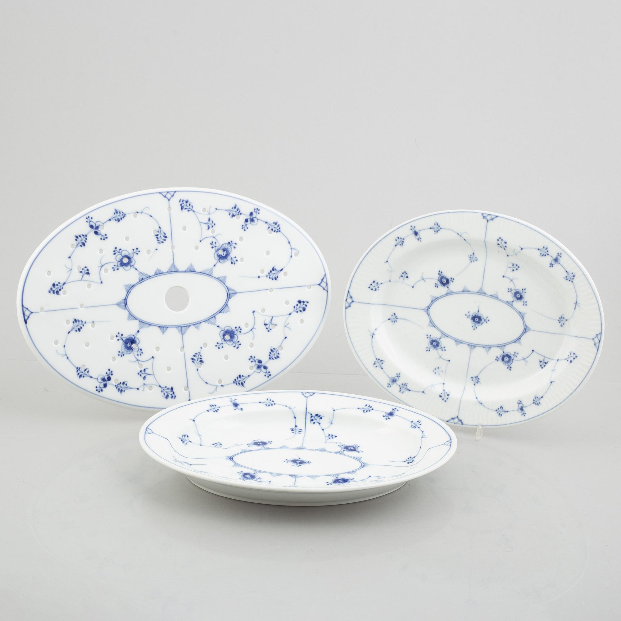 Serveringsfat, två stycken, samt sil till fiskfat, porslin, "Musselmalet", Royal Copenhagen.