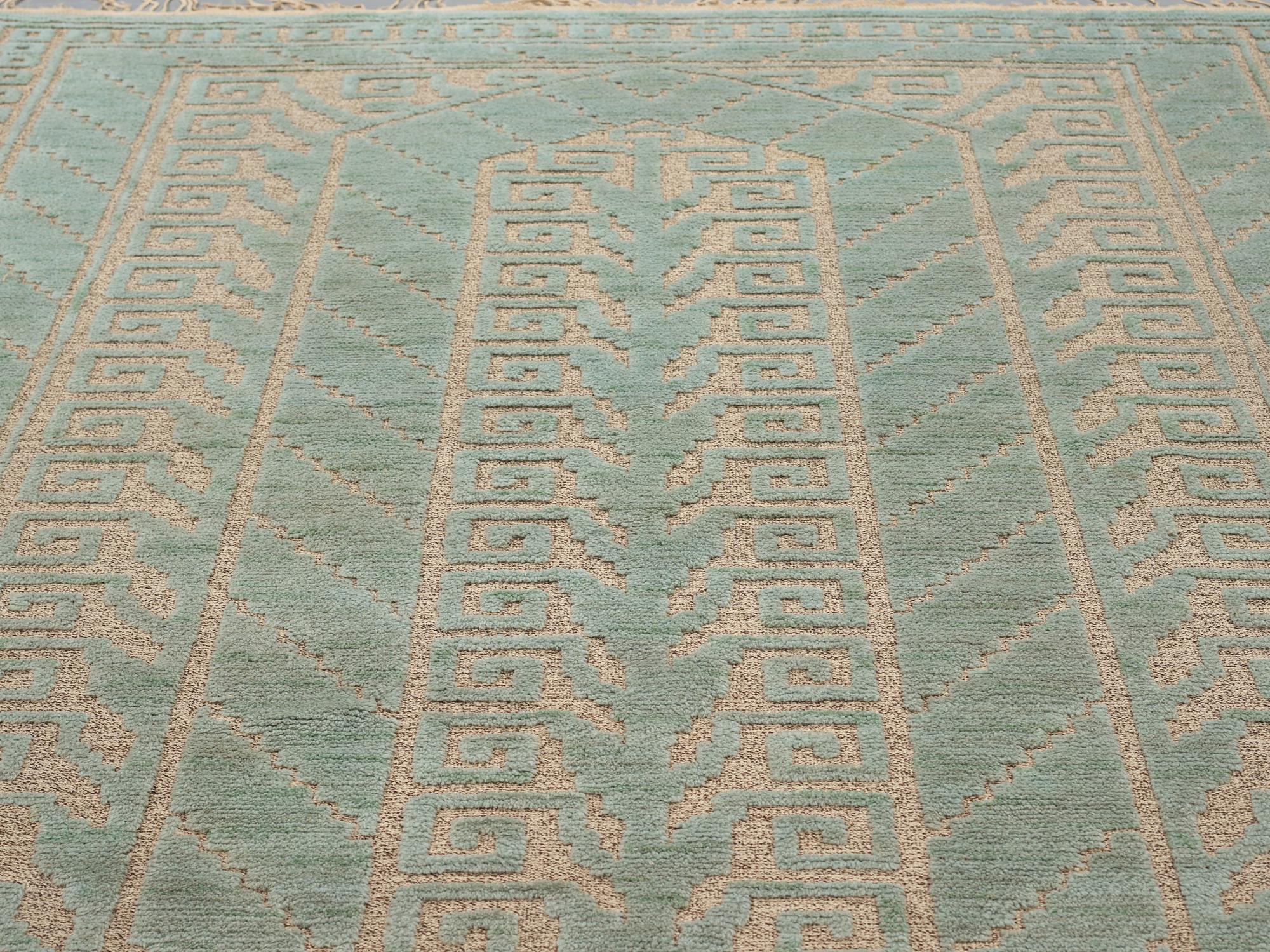 Märta Måås-Fjetterström, Matta, "Vita spetsporten"-mönster i ljust grönblå färgställning, reliefflossa, ca 310,5-314 x 252 cm, signerad MMF.