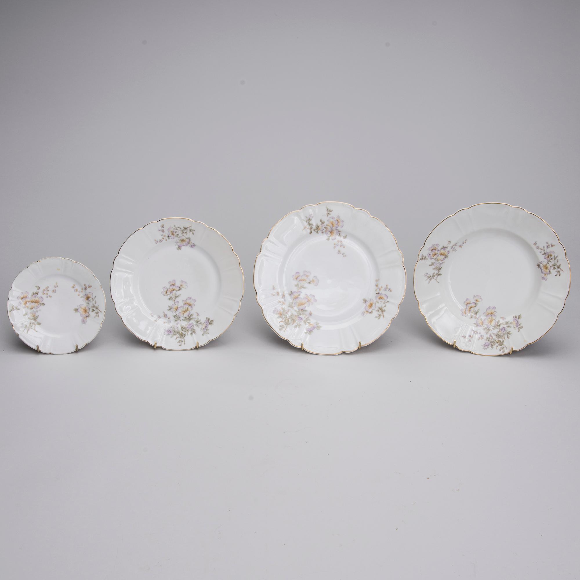 SERVIS, 77 delar, porslin, troligen Bavaria, Tyskland 1800-talets slut.