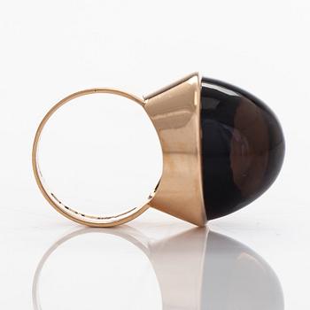 Kaunis Koru, 14K gold ring and cabochon-cut smoky quartz. Toivo J Toponen, Helsinki 1964.