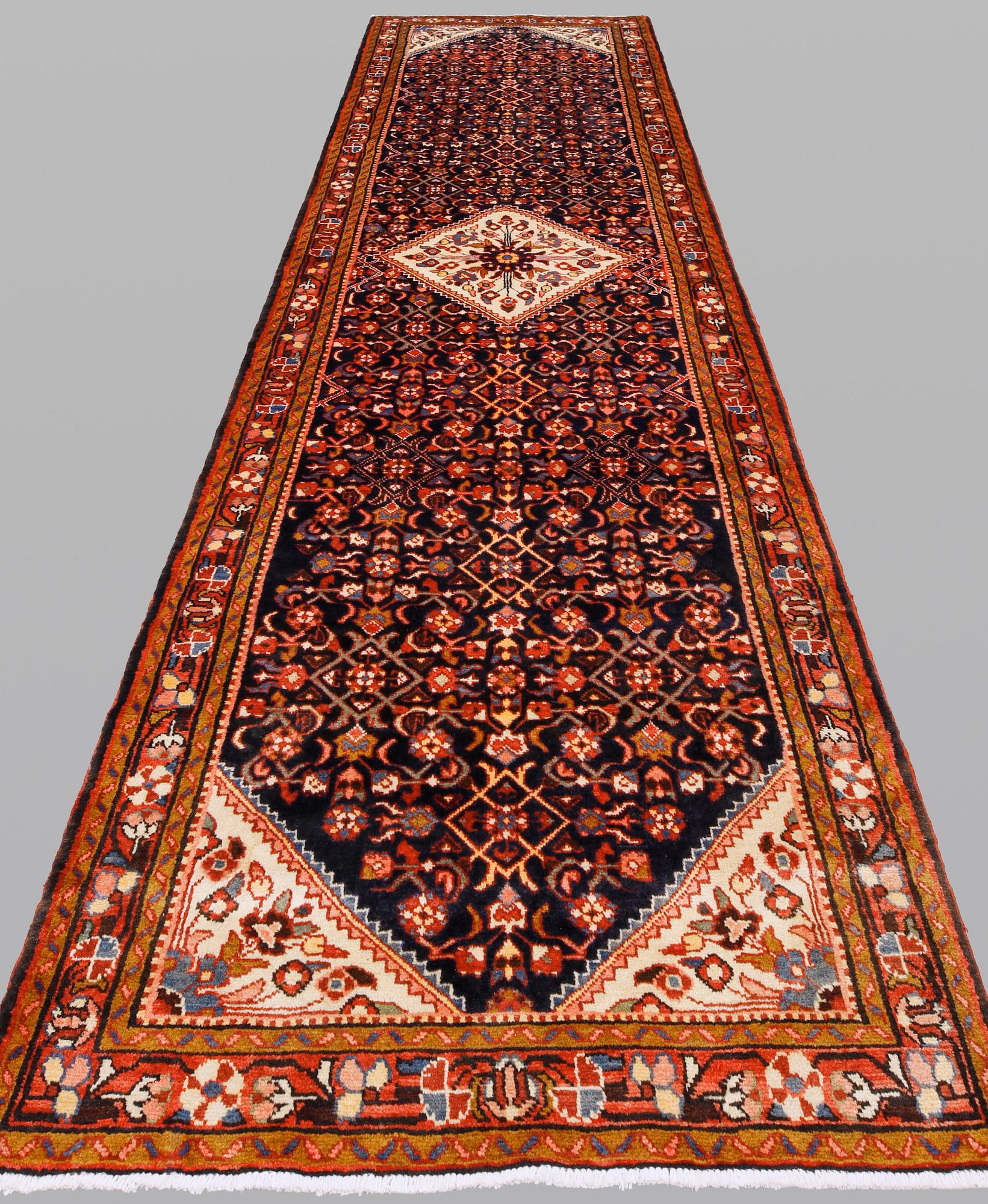 A Hamadan runner, approx. 422 x 110 cm.