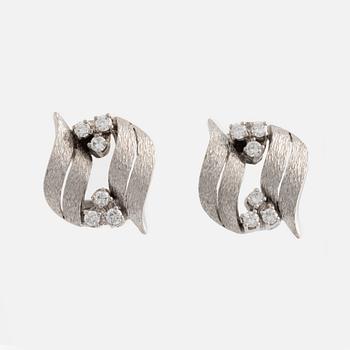 A pair of earrings in 18K white gold with round brilliant-cut diamonds.