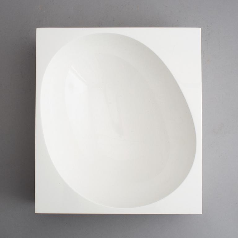 Naoto Fukasawa, a contemporary serving bowl "Outside" for B&B Italia.