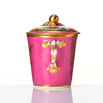 Trembleuse med kopp och lock, mjukt porslin. Frankrike, "Sèvres", 1800-tal.