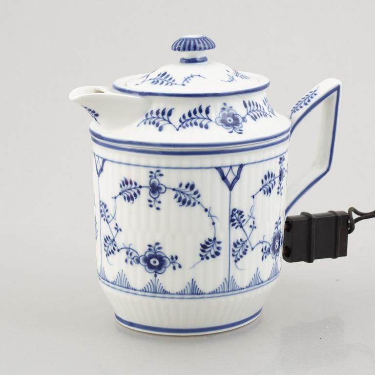 A 'Blue Fluted Plain' / 'Musselmalet' porcelain kettle, Royal Copenhagen, 1898-1923.