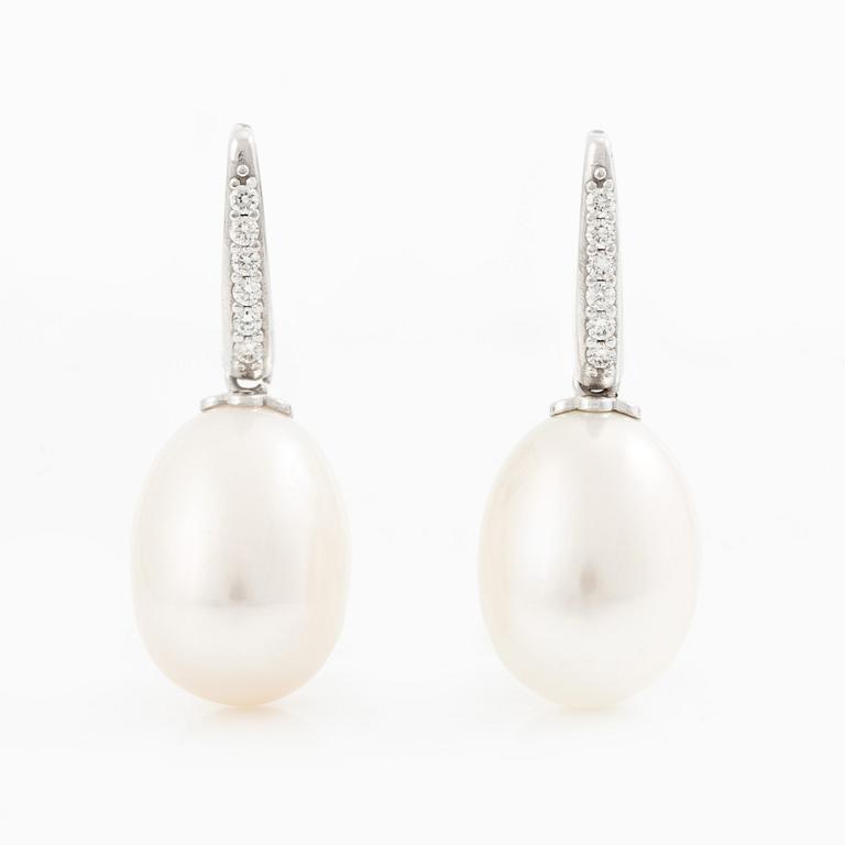 Örhängen 18K vitguld med odlade sötvattenspärlor och briljantslipade diamanter.