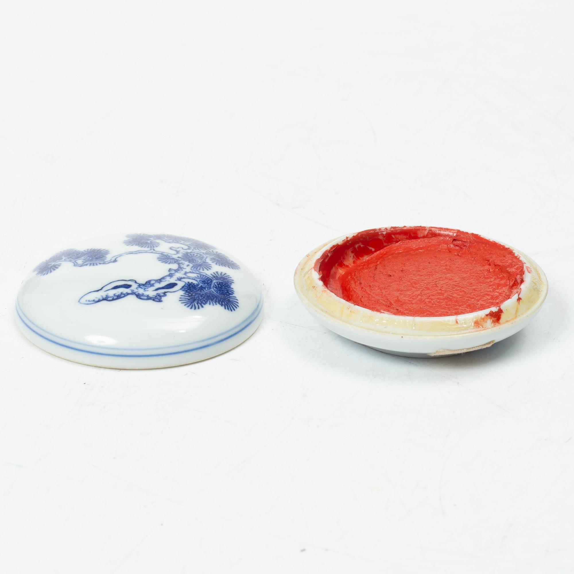 Penselställ med pensel samt ask med sigillvax, Kina, 1900-tal.