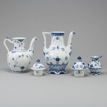 SERVIS, 78 delar, porslin,
"Musselmalet", helblond, Royal Copenhagen, Danmark.