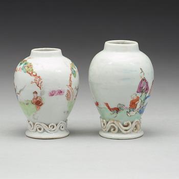 TEDOSOR, två stycken, kompaniporslin.  Qingdynastin, Qianlong (1736-95).