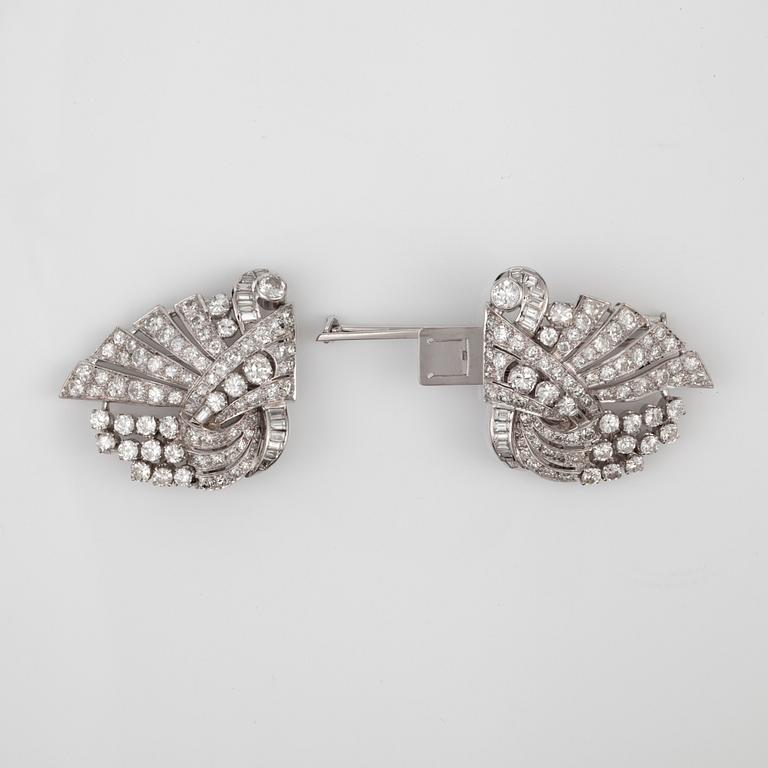 BROSCH/DUBBELCLIP i form av parställda svanar med baguette- och briljantslipade diamanter. 1940-tal. Franska stämplar.