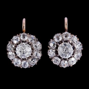 1313. A pair of old. and brilliant cut diamond earrings, tot. app. 3 cts.