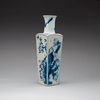 VAS, porslin. Qing dynasty, Kangxi (1662-1722).