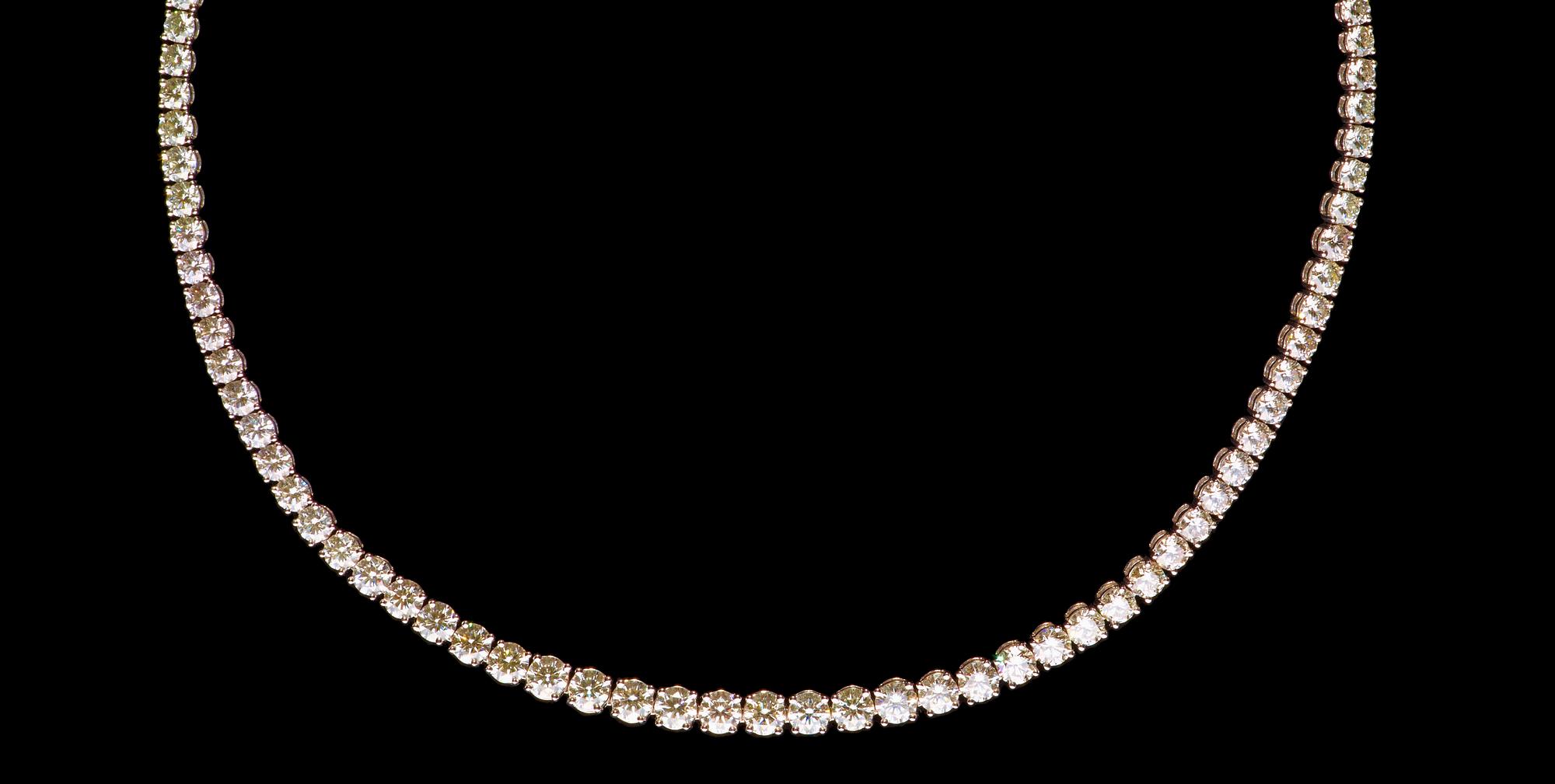 COLLIER, 108 briljantslipade diamanter, tot. 23.52 ct doserade diamanter.