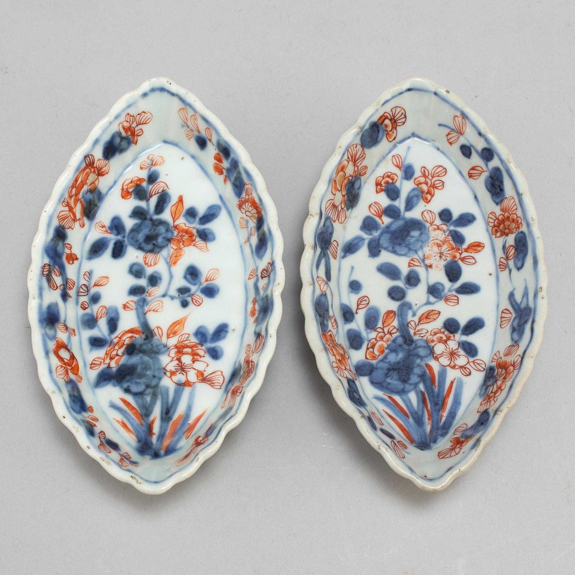 SKEDFAT, ett par, porslin. Qingdynastin, 1700-tal.