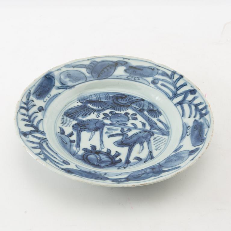 A blue and white plate, Ming dynasty, Wanli (1572-1620).