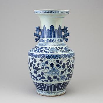 A large blue and white porcelain vase, Qing dynasty, late 18th/early 19th century.