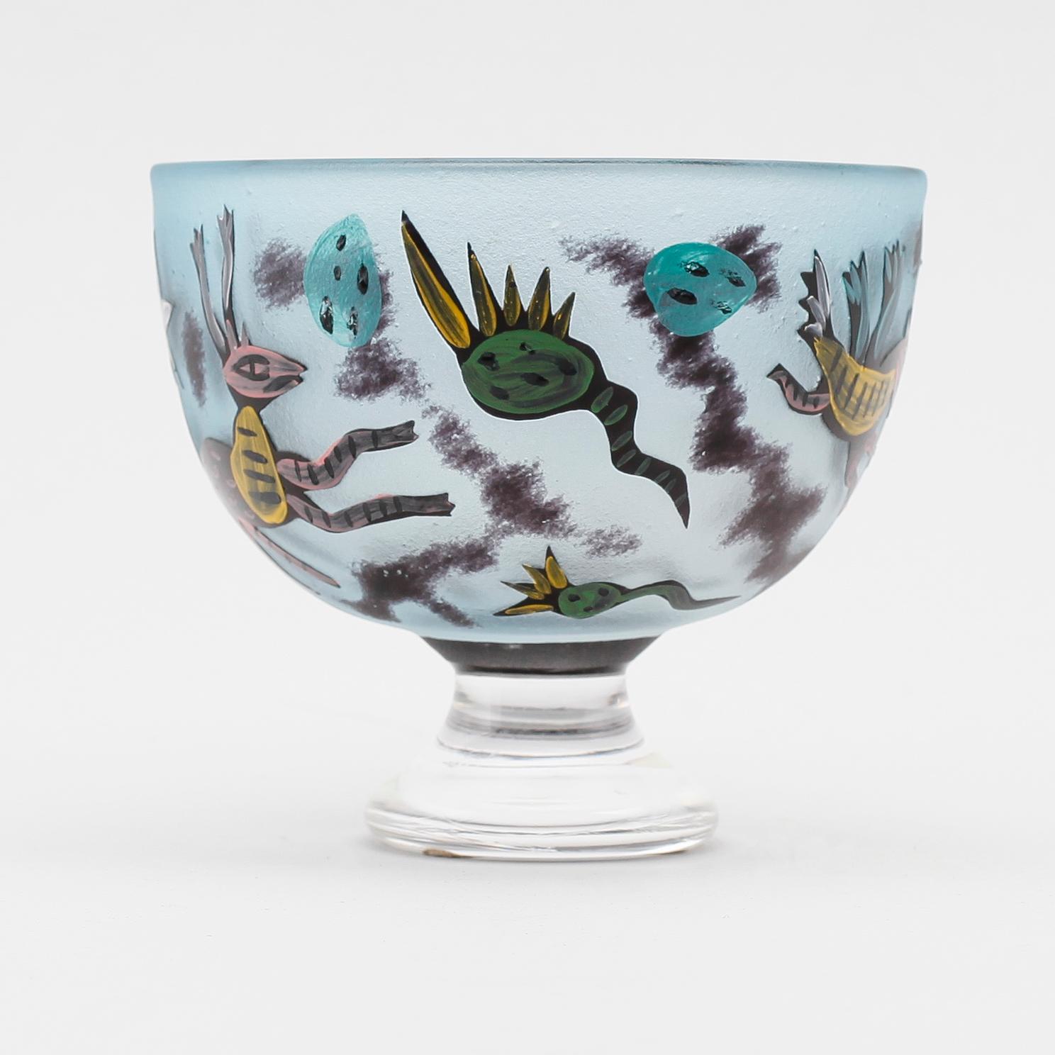 SKÅL PÅ FOT, glas, Ulrica Hydman-Vallien, Kosta Boda, signerad och numrerad 219/250.