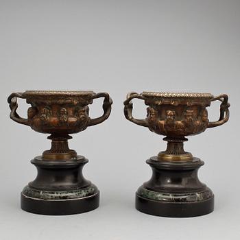 PRYDNADSURNOR, ett par, brons, marmor. Efter "The Warwick vase". Sent 1800-tal.