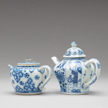 TEKANNOR, två stycken, porslin. Qingdynastin, Kangxi (1662-1722).