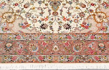 Matta, Täbriz, part silk, 297 x 253 cm.