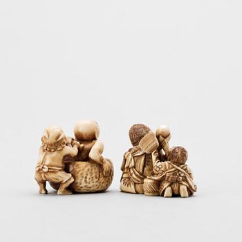 NETSUKE, 2 st, ben, Japan, sannolikt Meiji (1867-1911).