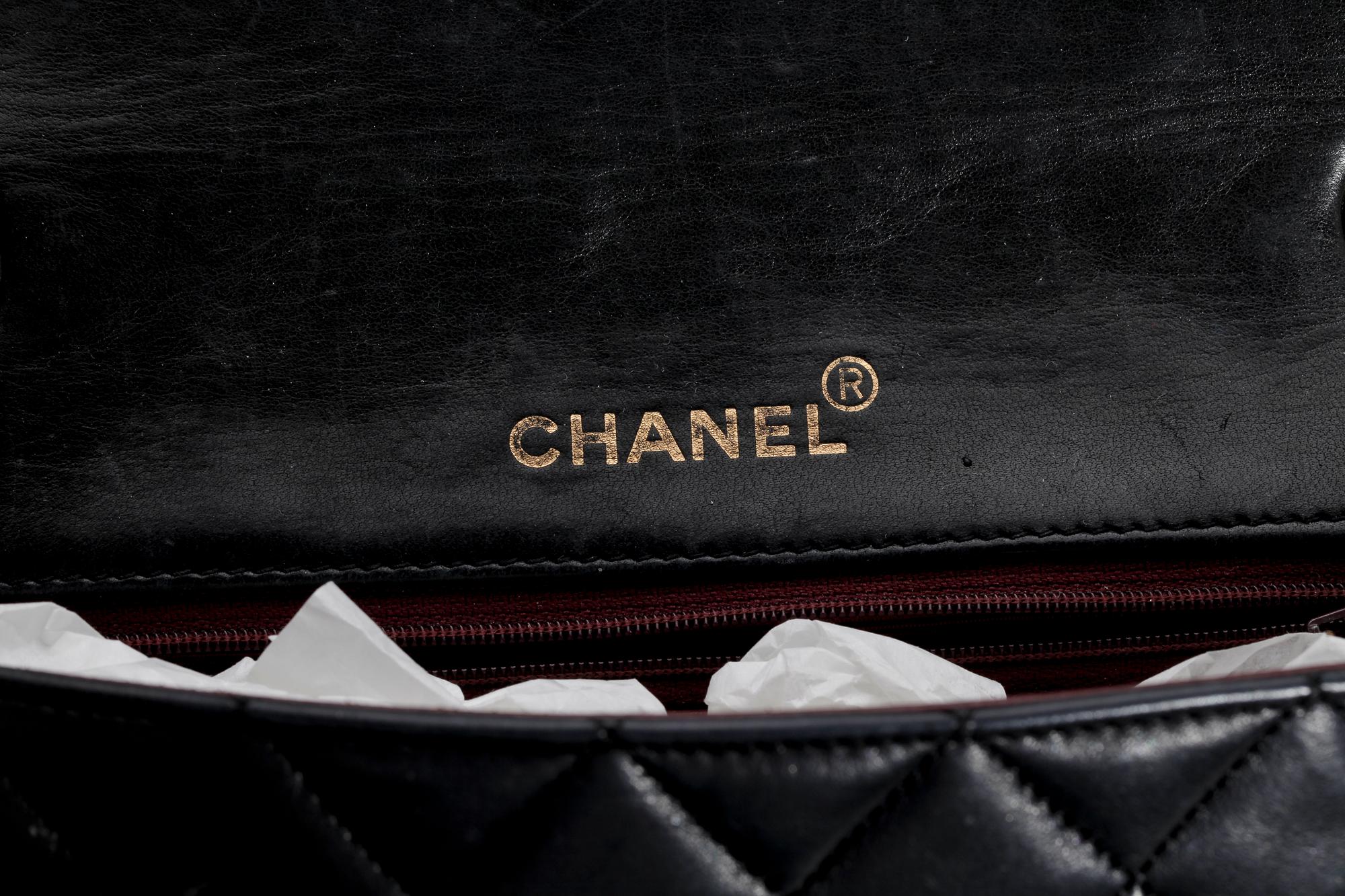 CHANEL, axelremsväska.