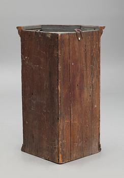 HÖRNHÄNGSKÅP, allmoge, 1800-talets början.