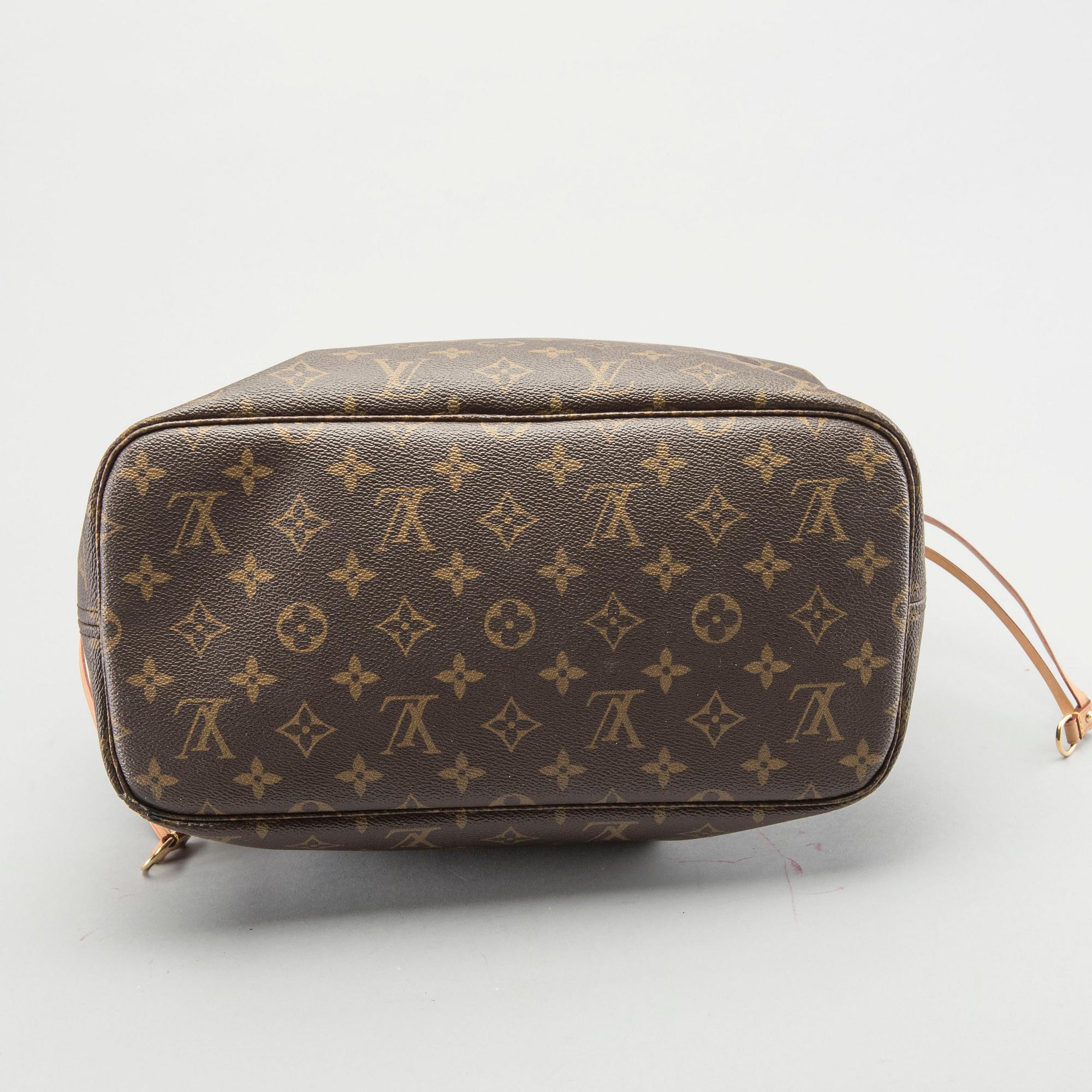 A Louis Vuitton Neverfull MM bag.