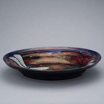 BIRGER KAIPIAINEN, A CERAMIC DISH. Flowers and dragonflies. Signed Kaipiainen, Arabia. Late 1970s.